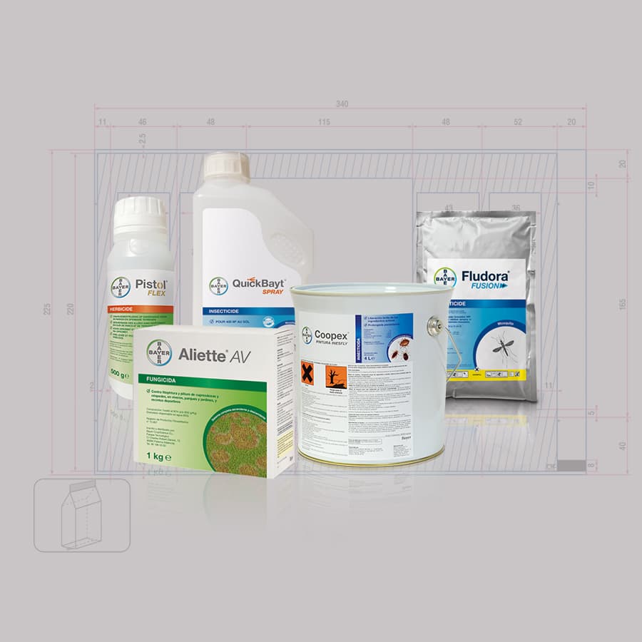 Packagings Bayer Aliette, Pistol Flex, QuickBayt, Coopex et Fludora Fusion devant leurs plans techniques